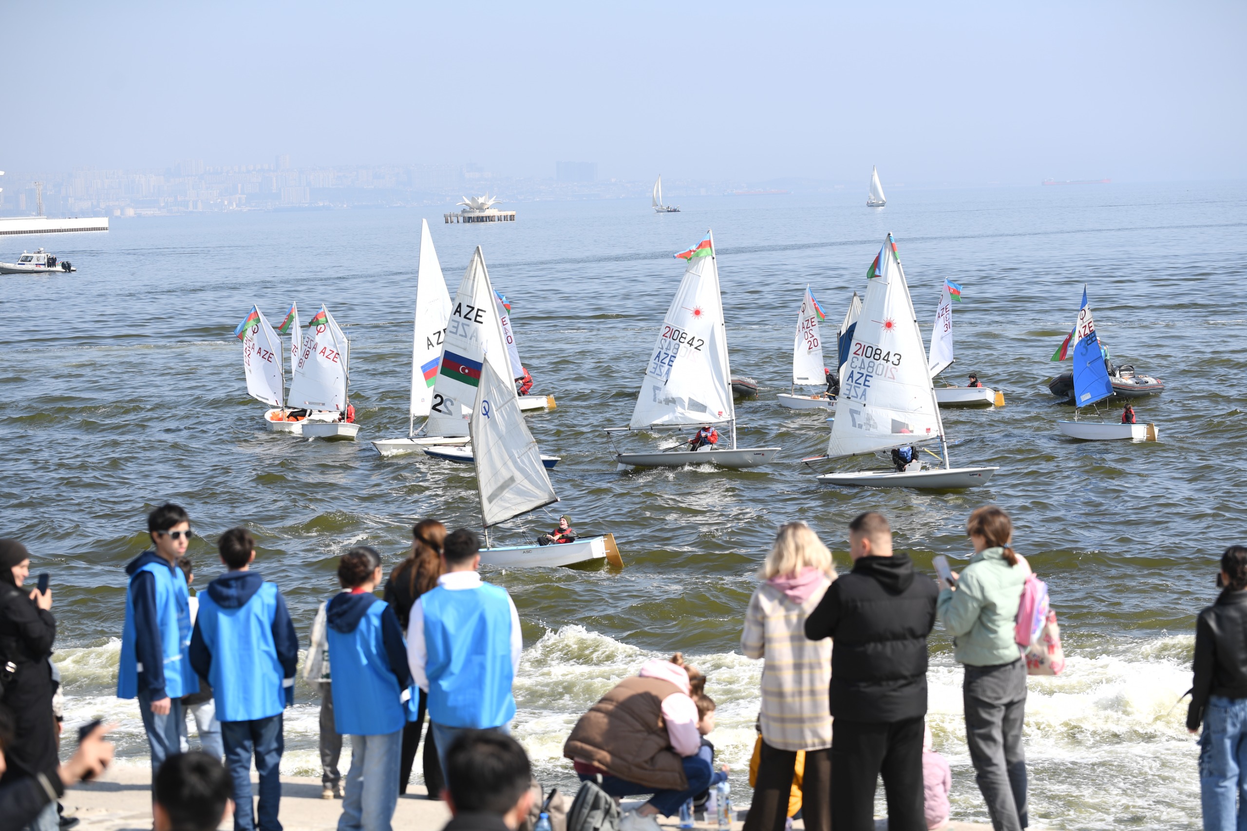 Bakıda Xəzərin suları avarçəkmə və yelkənli qayıqlarla bəzəndi (FOTO)